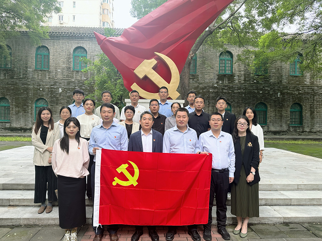 尊龙凯时人生就是搏装饰组织公司关岗及党员赴北京市委党校参观学习