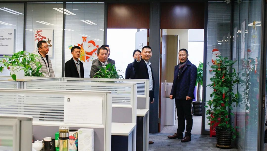 上海市杨浦区委常委、副区长徐建华一行莅临尊龙凯时人生就是搏装饰上海分公司考察指导